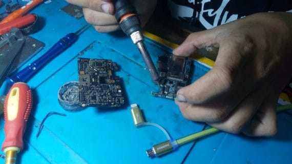 Cek Komponen Handphone yang Kehujanan