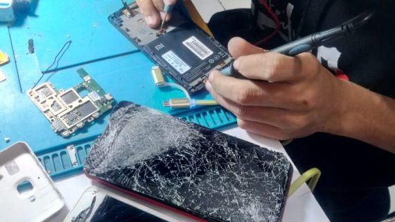 LCD Handphone Hancur, Ganti Aja di Lasercom