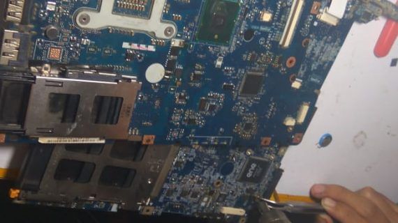 Penggantian Kapasitor Laptop Mati