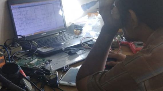 Proses Perbaikan Laptop dengan Membaca Skema